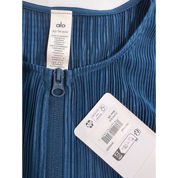 ALO Yoga Cropped Micro Plisse Jacket in Eclipse Blue - Picture 6 of 6